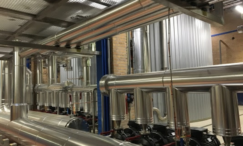 Warmwaterbuffer binnen in de Bavaria Brouwerij in Lieshout 